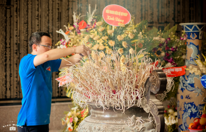 Đồng chí Hồ Quang Huy - Ủy viên BCH Đoàn Khối các cơ quan Trung ương, Bí thư Đoàn Bộ thay mặt đoàn dâng hương lên đài tưởng niệm các liệt sỹ.