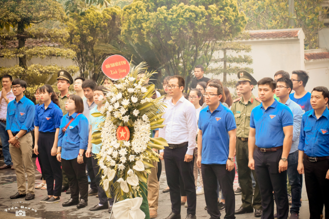 Đoàn thanh niên Bộ Tư pháp dâng hương tại Ngã ba Đồng Lộc.
