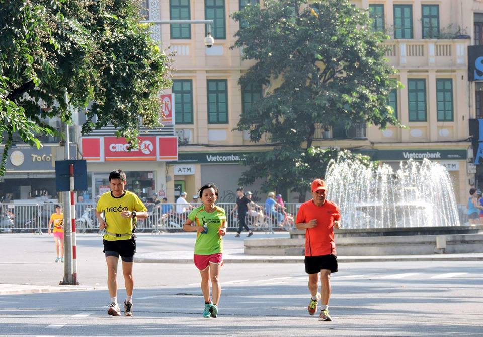 Chạy marathon sáng sớm cuối tuần trên phố đi bộ Hà Nội