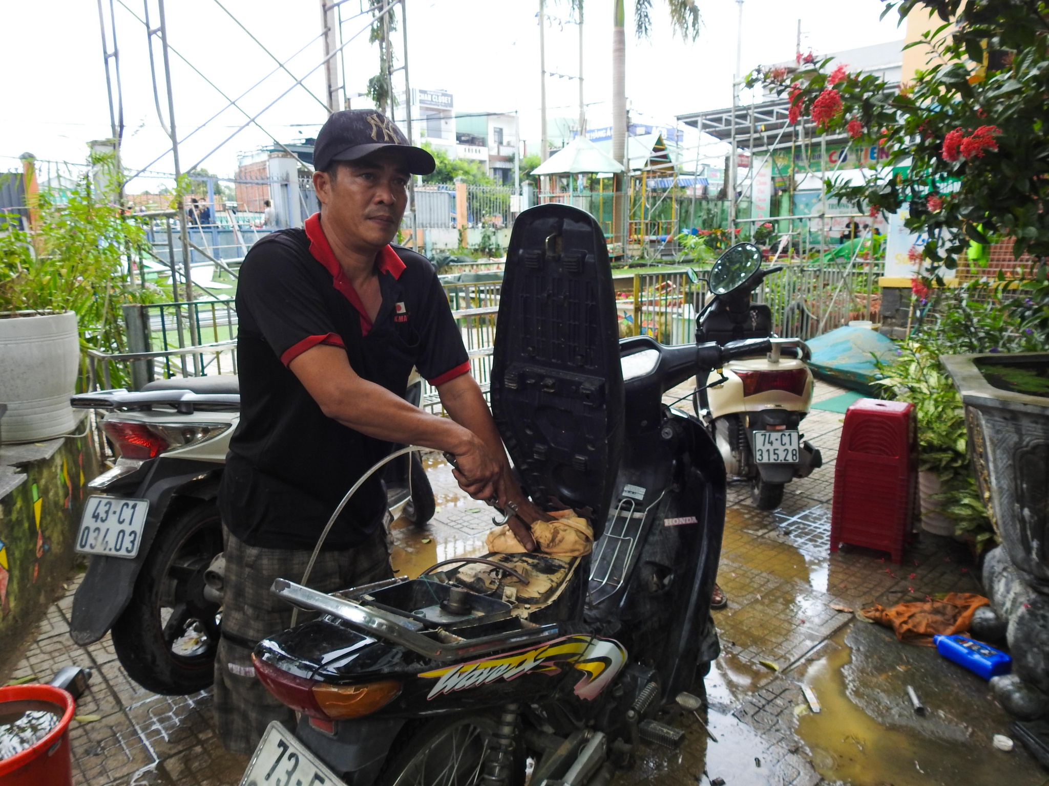 Nhóm thợ xứ Quảng ăn cơm hộp, ngủ nhà nghỉ sửa xe miễn phí cho sinh viên - ảnh 9