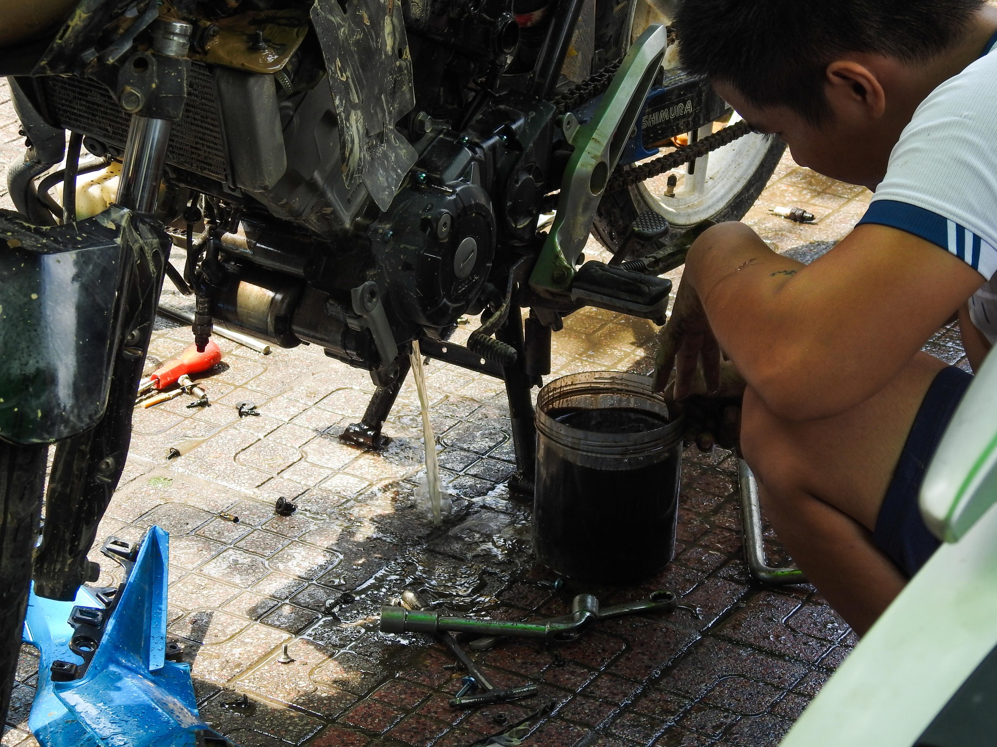 Nhóm thợ xứ Quảng ăn cơm hộp, ngủ nhà nghỉ sửa xe miễn phí cho sinh viên - ảnh 4