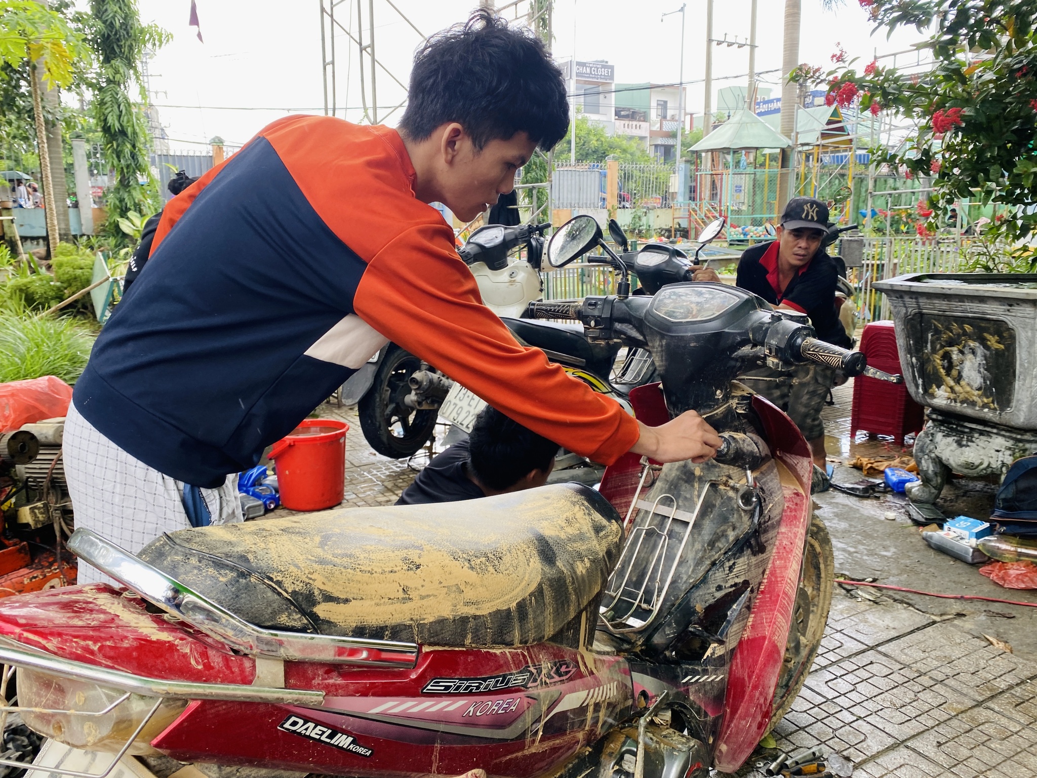 Nhóm thợ xứ Quảng ăn cơm hộp, ngủ nhà nghỉ sửa xe miễn phí cho sinh viên - ảnh 10