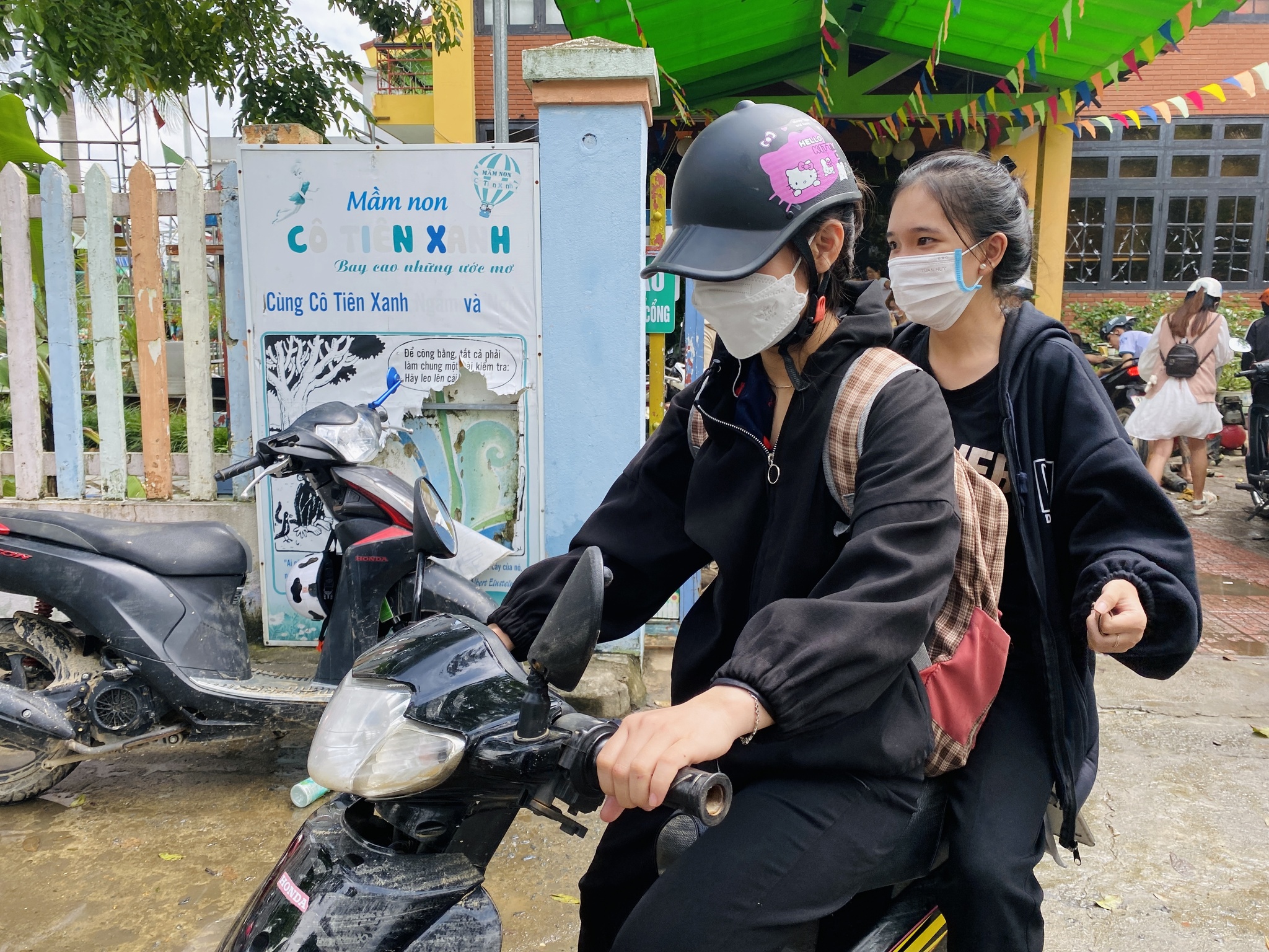Nhóm thợ xứ Quảng ăn cơm hộp, ngủ nhà nghỉ sửa xe miễn phí cho sinh viên - ảnh 7